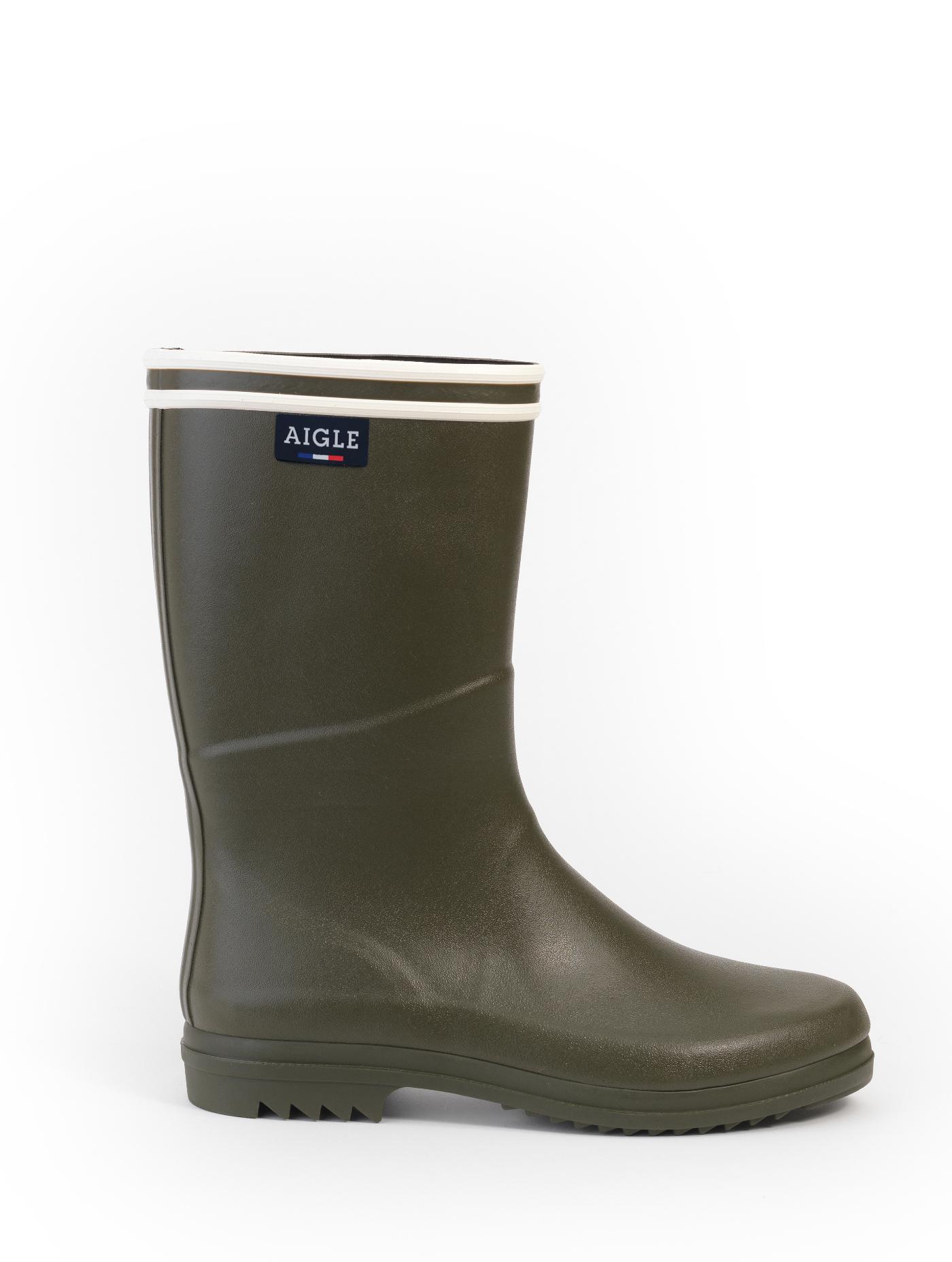 女裝中筒橡膠靴──CHANTEBOOT STR (港幣$1,550) │女裝中筒橡膠靴於法國採用全人手製造,揉合傳統工藝與現代設計,注入標誌性的雙白間元素,並採用舒適富彈性的天然橡膠為雙腳提供舒適保護。今季更推出多款時尚色彩以供選擇。