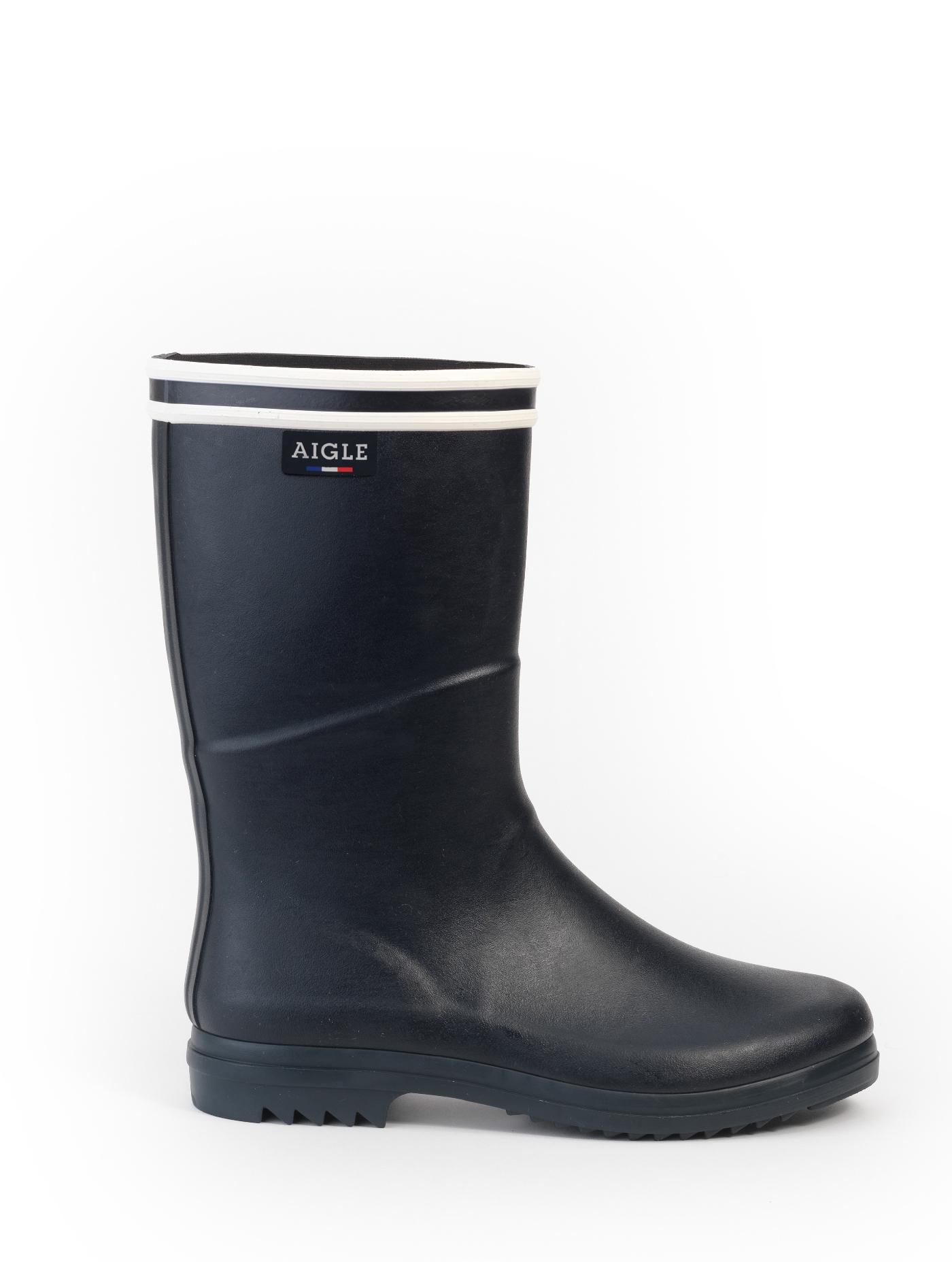 女裝中筒橡膠靴──CHANTEBOOT STR (港幣$1,550) │女裝中筒橡膠靴於法國採用全人手製造,揉合傳統工藝與現代設計,注入標誌性的雙白間元素,並採用舒適富彈性的天然橡膠為雙腳提供舒適保護。今季更推出多款時尚色彩以供選擇。