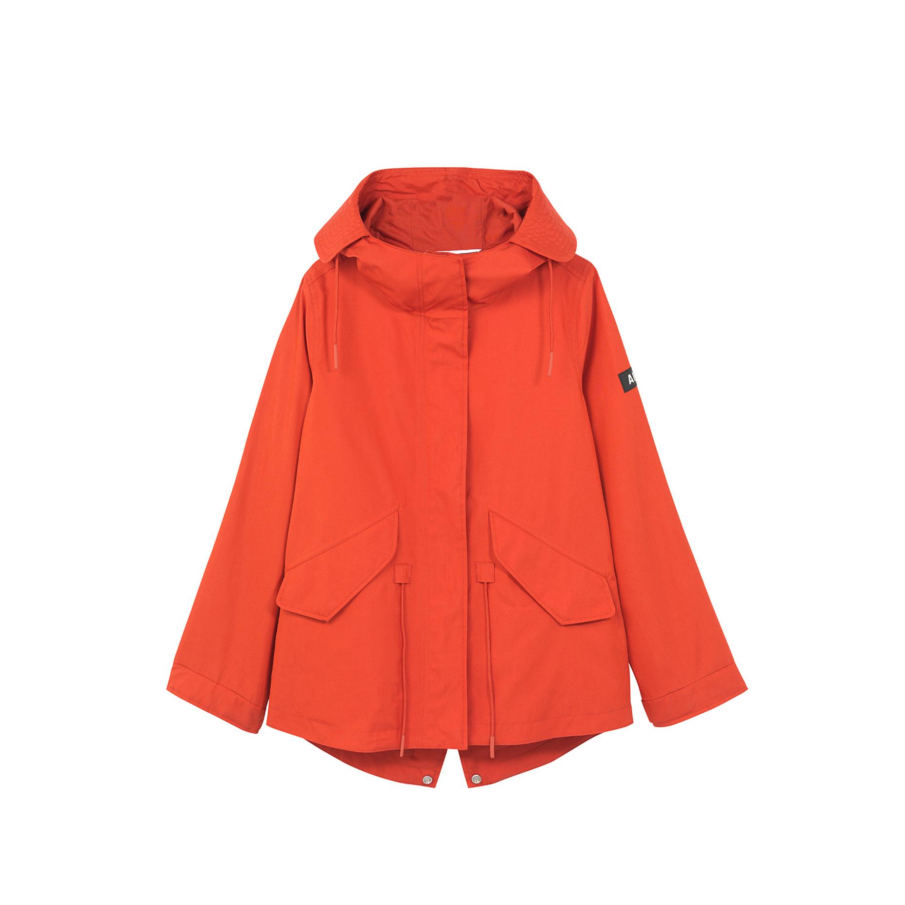 女裝MTD連帽防水外套──AIW22WOUT018 (港幣$2,980) │品牌標誌的女裝MTD連帽外套防水、防風及透氣,加入今季流行的短身設計,更突顯身材曲線。衣領加入T-KIT鈕扣,方便於氣溫下降的日子內搭中層增添保暖效能。