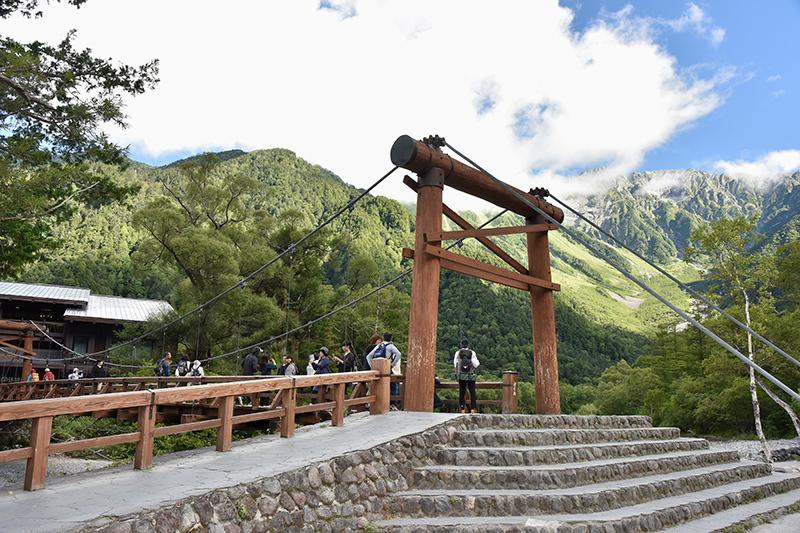 導遊帶領大家一起觀光大正池,梓川,田代池,穂高連峰,河童橋。