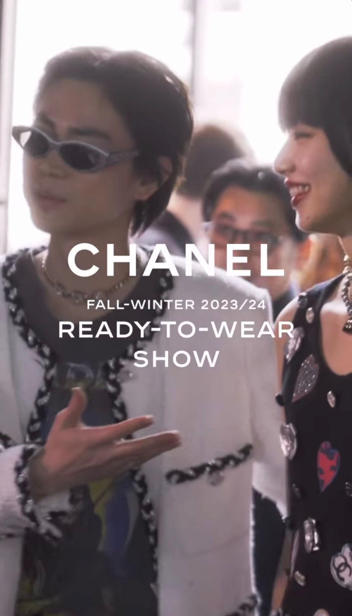 小松菜奈望着老公的眼神充滿愛意,十分甜蜜。