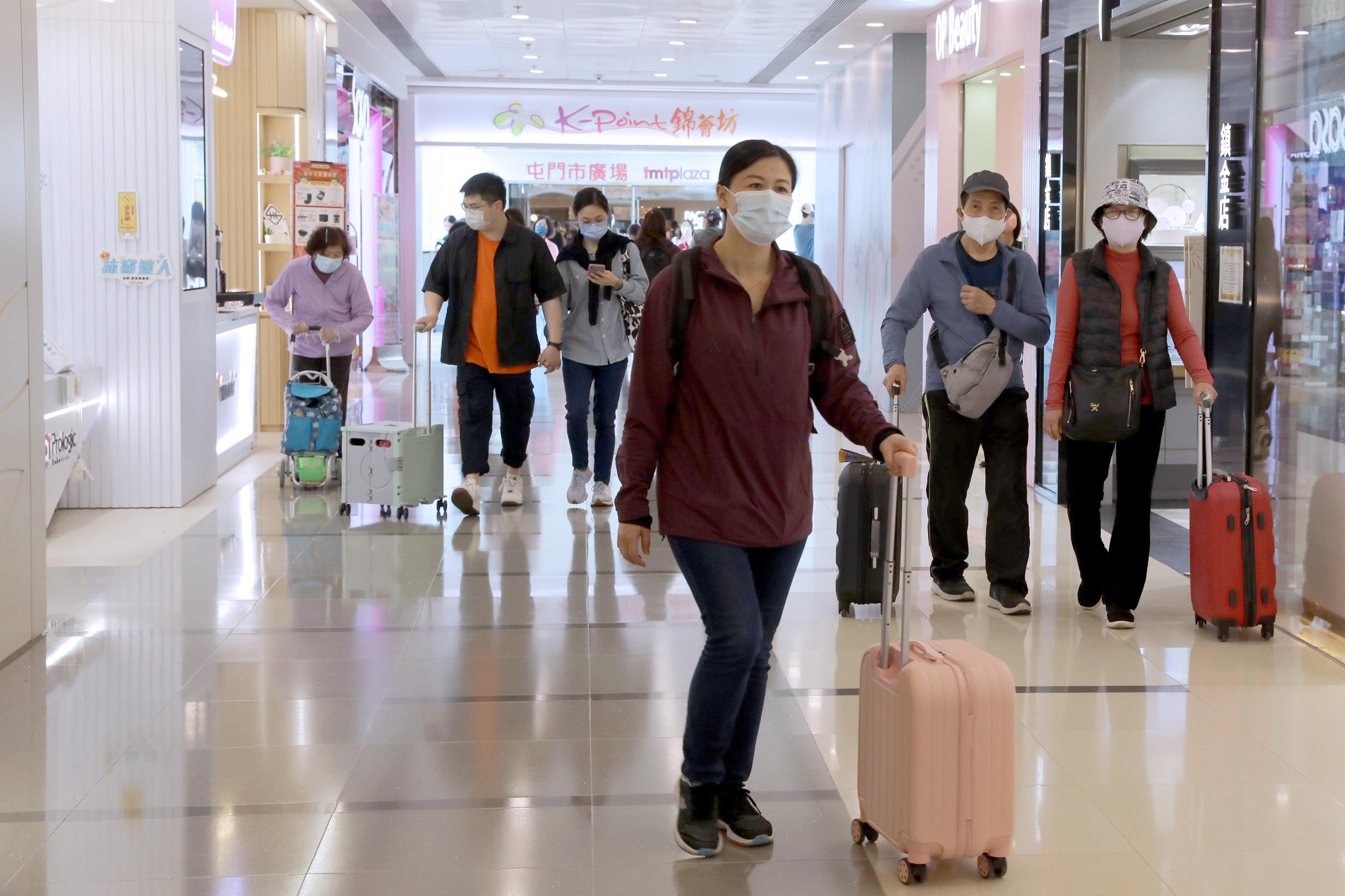 屯門卓爾廣場及錦薈坊與深圳灣口岸只需30分鐘車程,推出「旅客尊享禮遇」,消費回贈高達$2,400零售電子贈券。