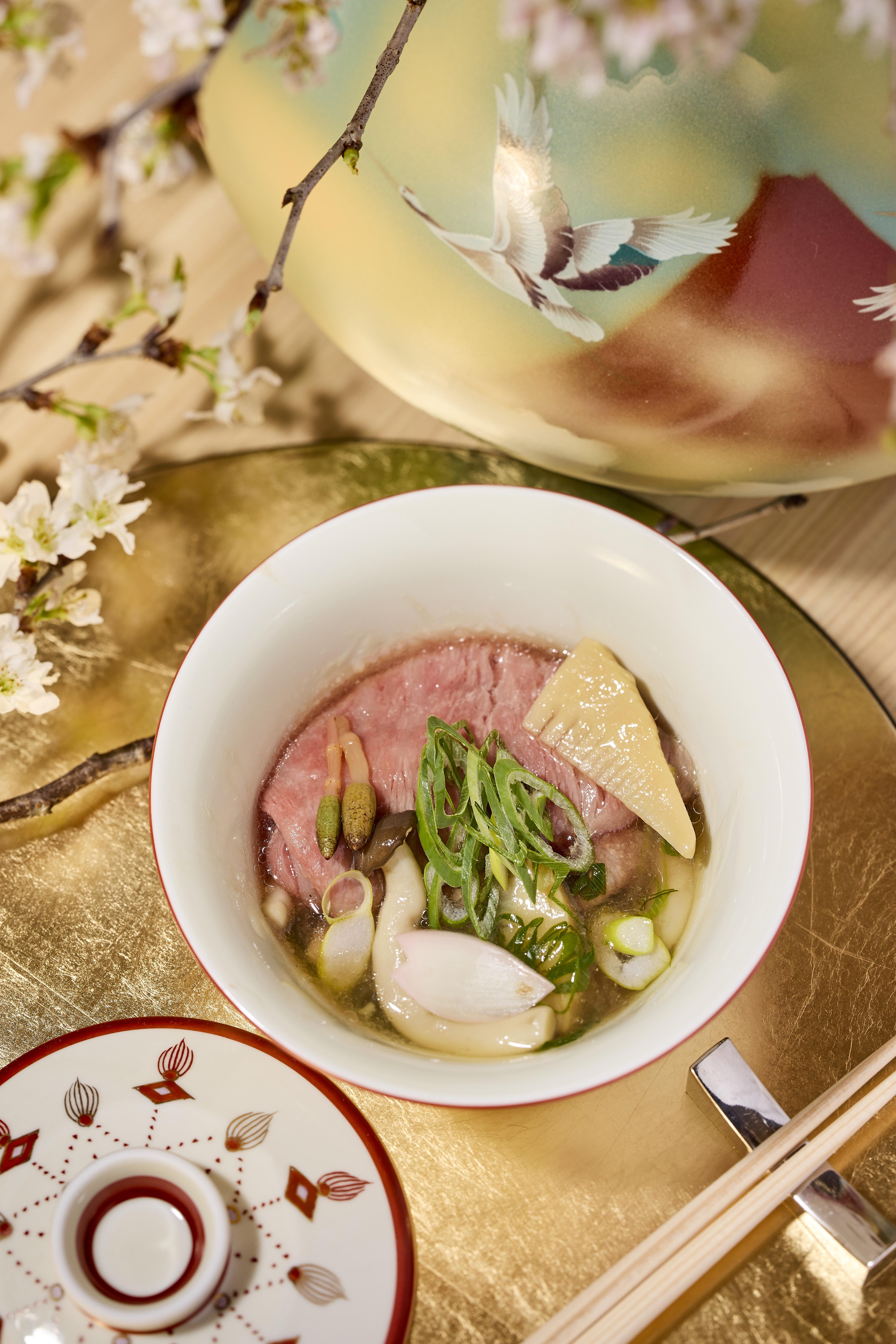 強肴— 北海道十勝和牛配長茄子及春筍。北海道十勝和牛粗油脂均衡,大理石紋粉嫩細緻,搭配風味清新的長茄子、九條蔥及春季精品春筍,平衡和牛的豐腴滋味。