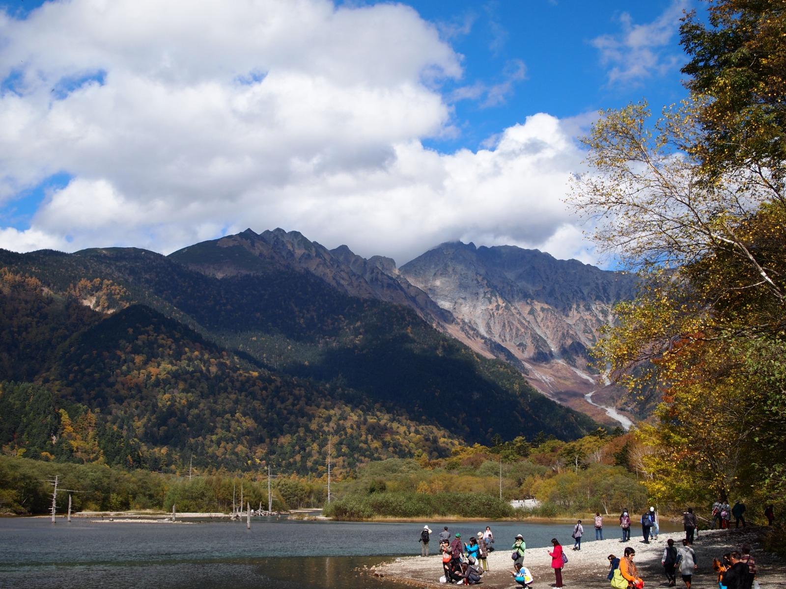 於上高地步行自然徑,進入河童橋,觀賞自然美景