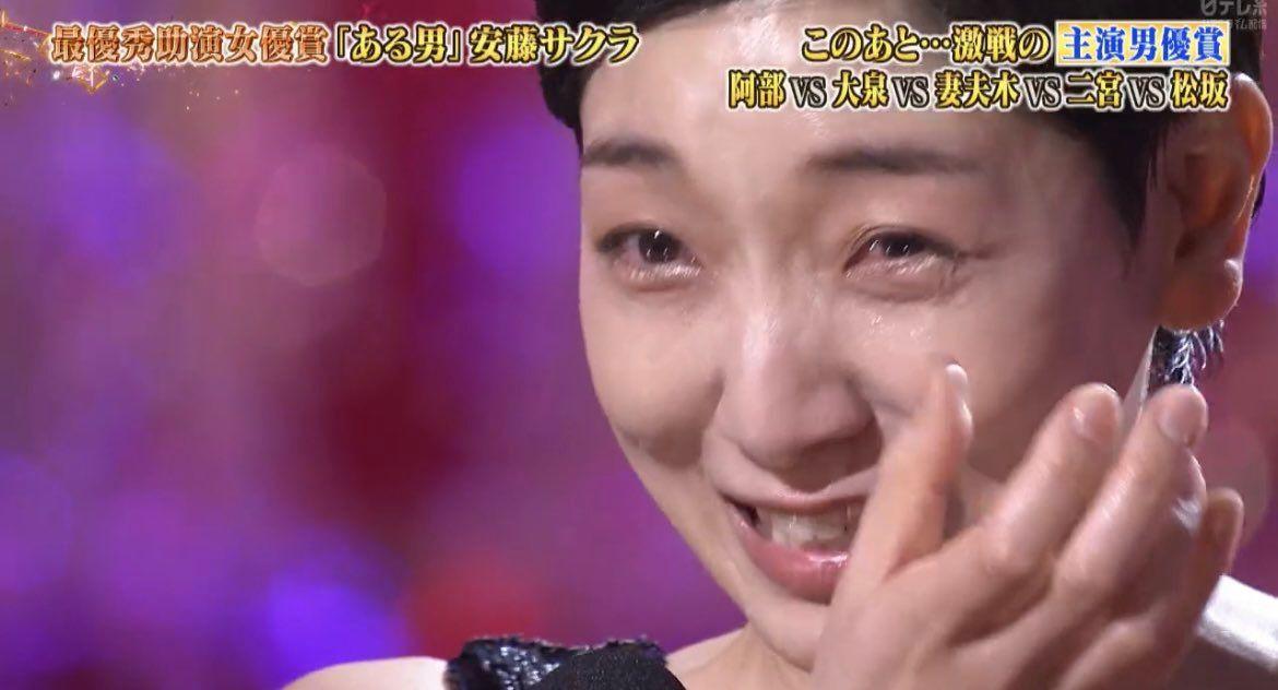安藤櫻獲封最佳女配角,領獎時激動落淚。
