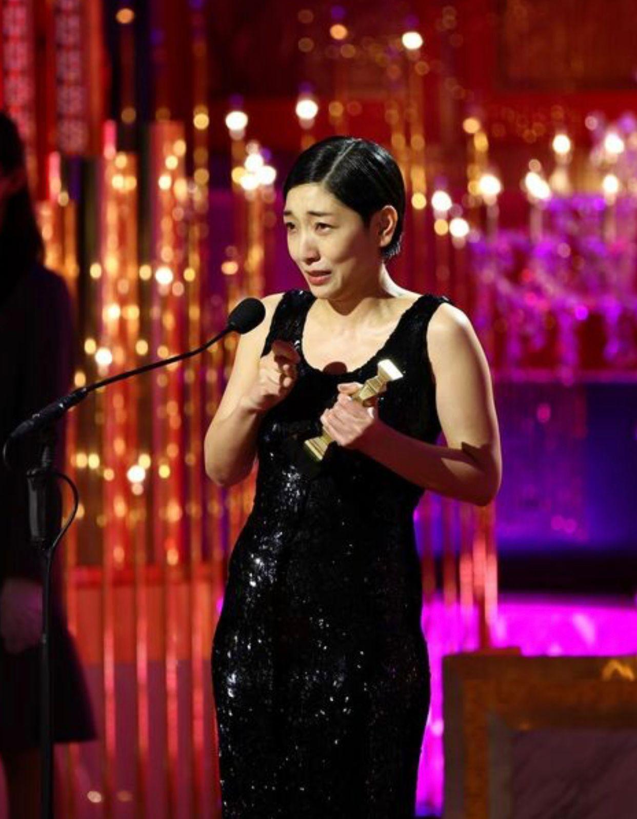 拿下最佳女配角的安藤櫻,落淚表示拍攝期間打算引退。