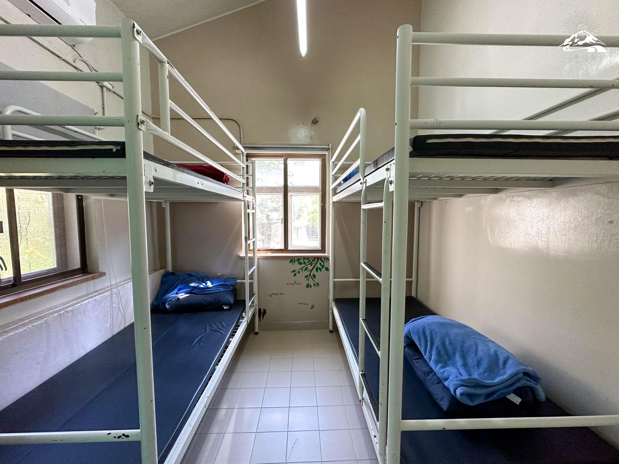 12昂坪青年旅舍四人房