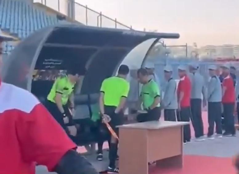 球證團隊在後備席上翻看片段。(影片截圖)