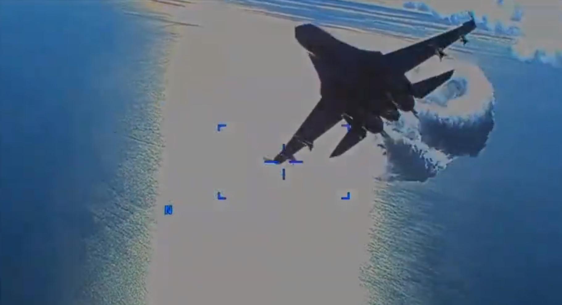 俄軍戰機第二度飛迎,並撞到無人機。(影片截圖)