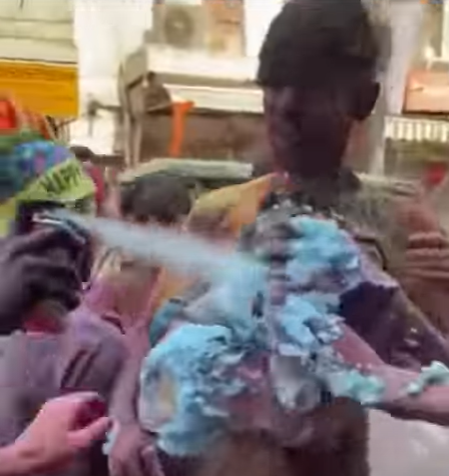 有青年抱着Megumiko的頭襲擊。(影片截圖)