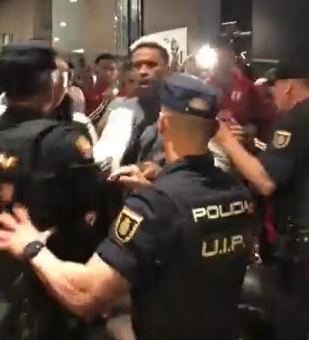 一名警察推開秘魯球員引發衝突。(影片截圖)