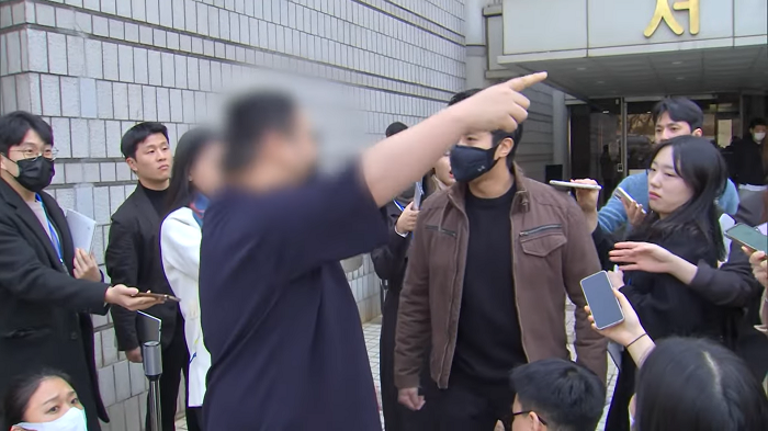 YouTuber與李根大尉在法院外爭執。(影片截圖)