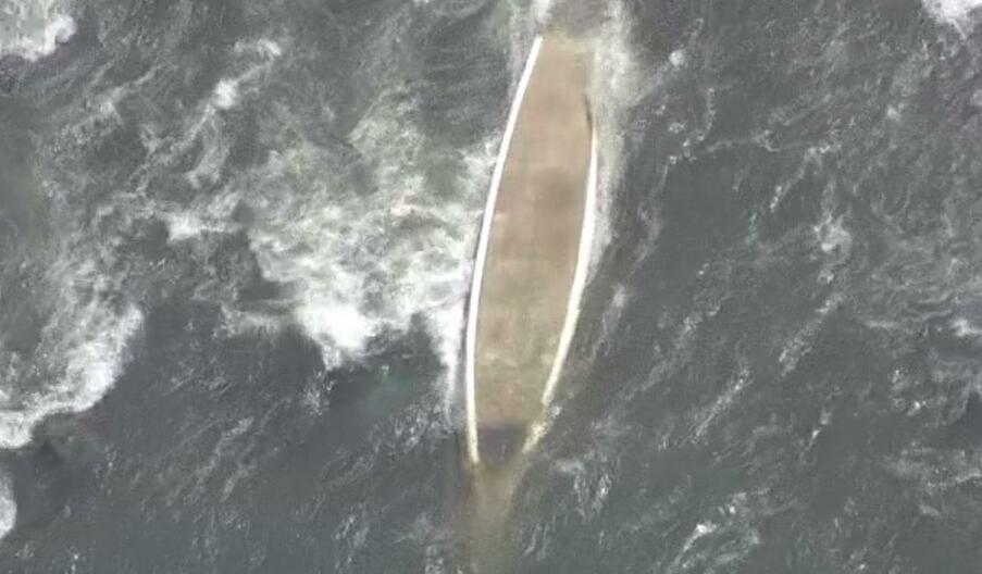 遊船翻轉沉沒。(新聞截圖)