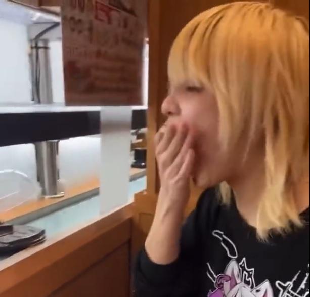 吉野從迴轉帶直接用手拿壽司吃。(影片截圖)