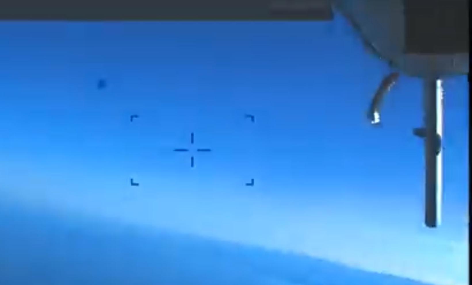 無人機被撞後螺旋槳損毀。(影片截圖)