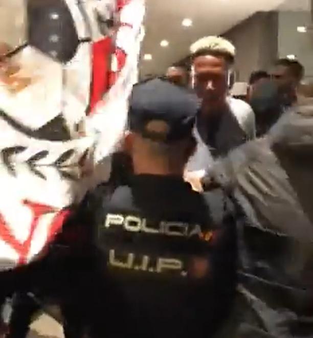 一名警察推開秘魯球員引發衝突。(影片截圖)