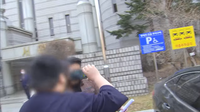 YouTuber持續糾纏着李根大尉。(影片截圖)