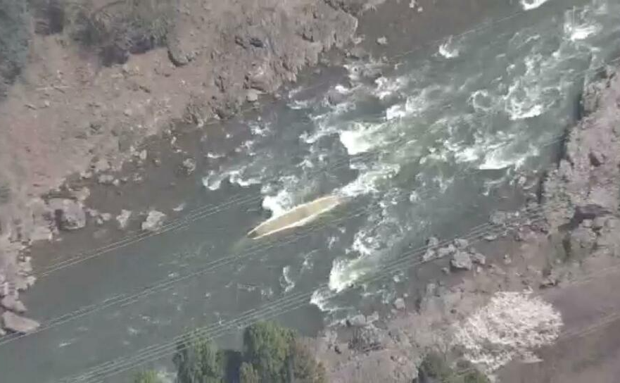 遊船翻轉沉沒。(新聞截圖)