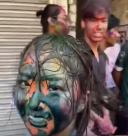 Megumiko被塗滿色素。(影片截圖)