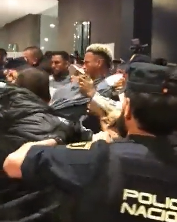 一名警察推開秘魯球員引發衝突。(影片截圖)