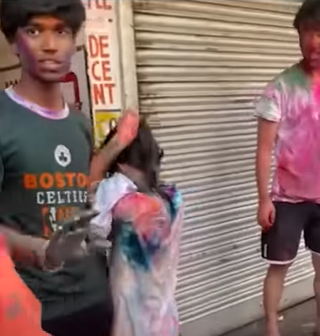 Megumiko最後在一青年叫停下離開。(影片截圖)