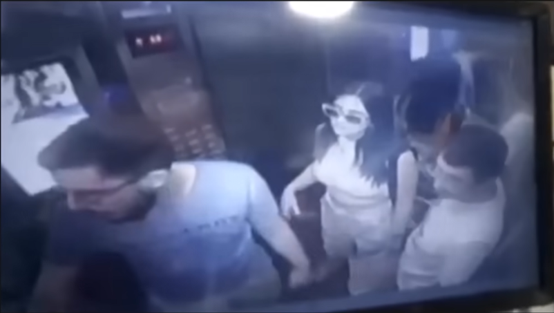 電梯之後越來越多人進入。(影片截圖)