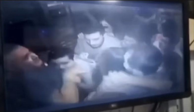 電梯之後突然下墜。(影片截圖)