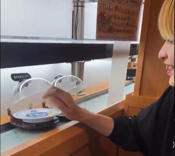 吉野從迴轉帶直接用手拿壽司吃。(影片截圖)