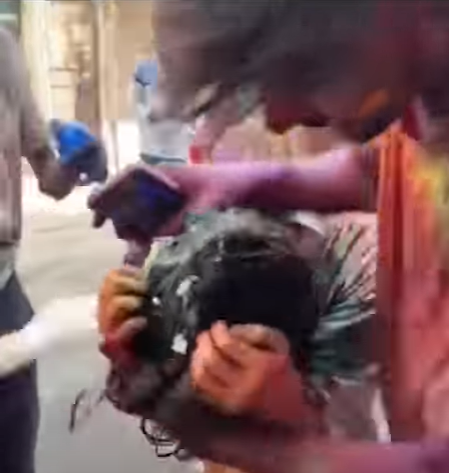 有青年抱着Megumiko的頭襲擊。(影片截圖)