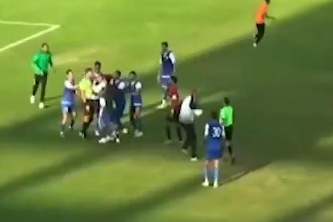 主隊職球員包圍球證投訴。(影片截圖)