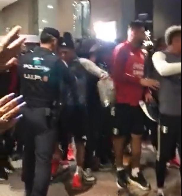 一名警察推開秘魯球員引發衝突。(影片截圖)