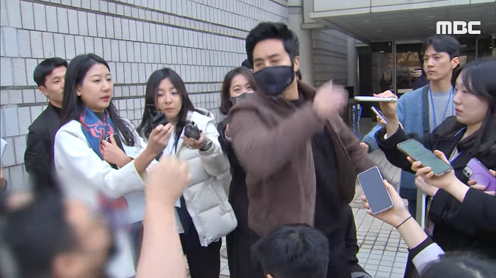 李根大尉在庭外與一個YouTuber衝突。(影片截圖)