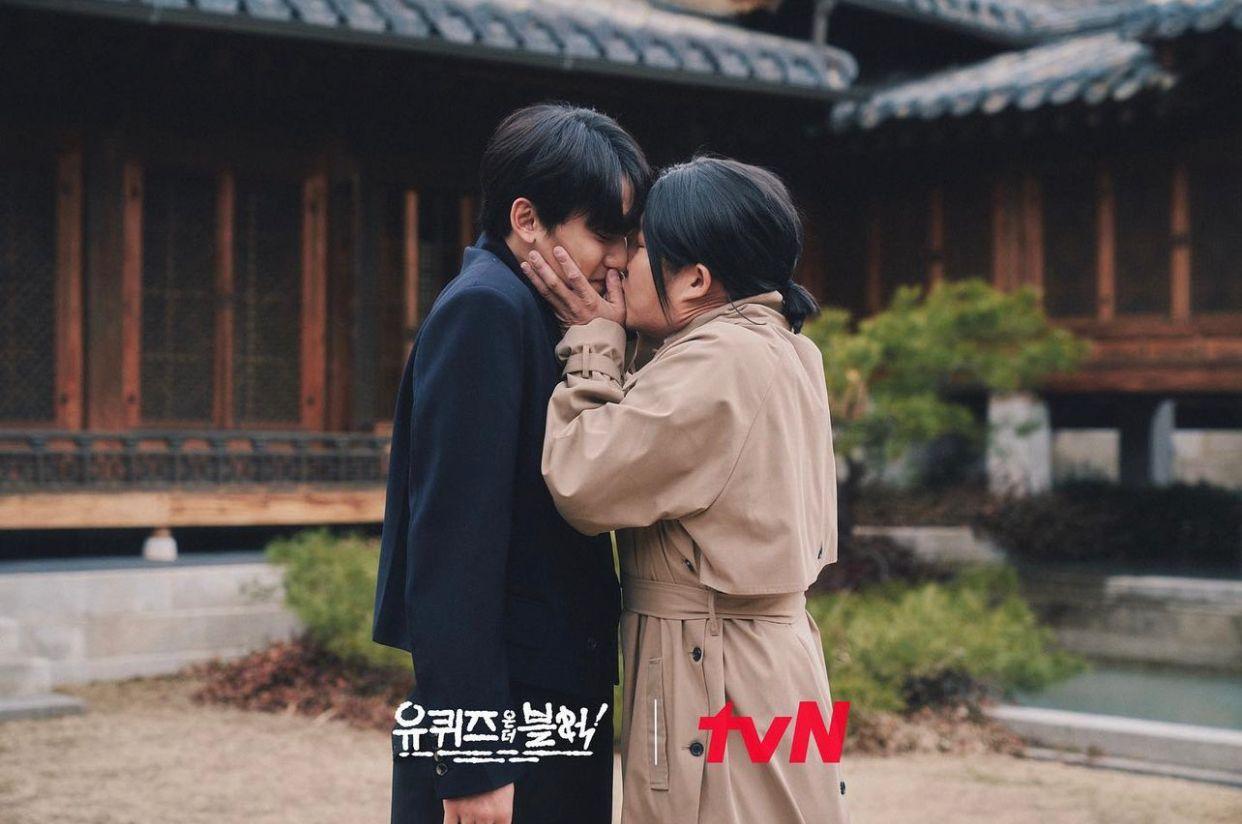 曹世鎬衝上前向李到晛肉緊索吻,場面惹笑。