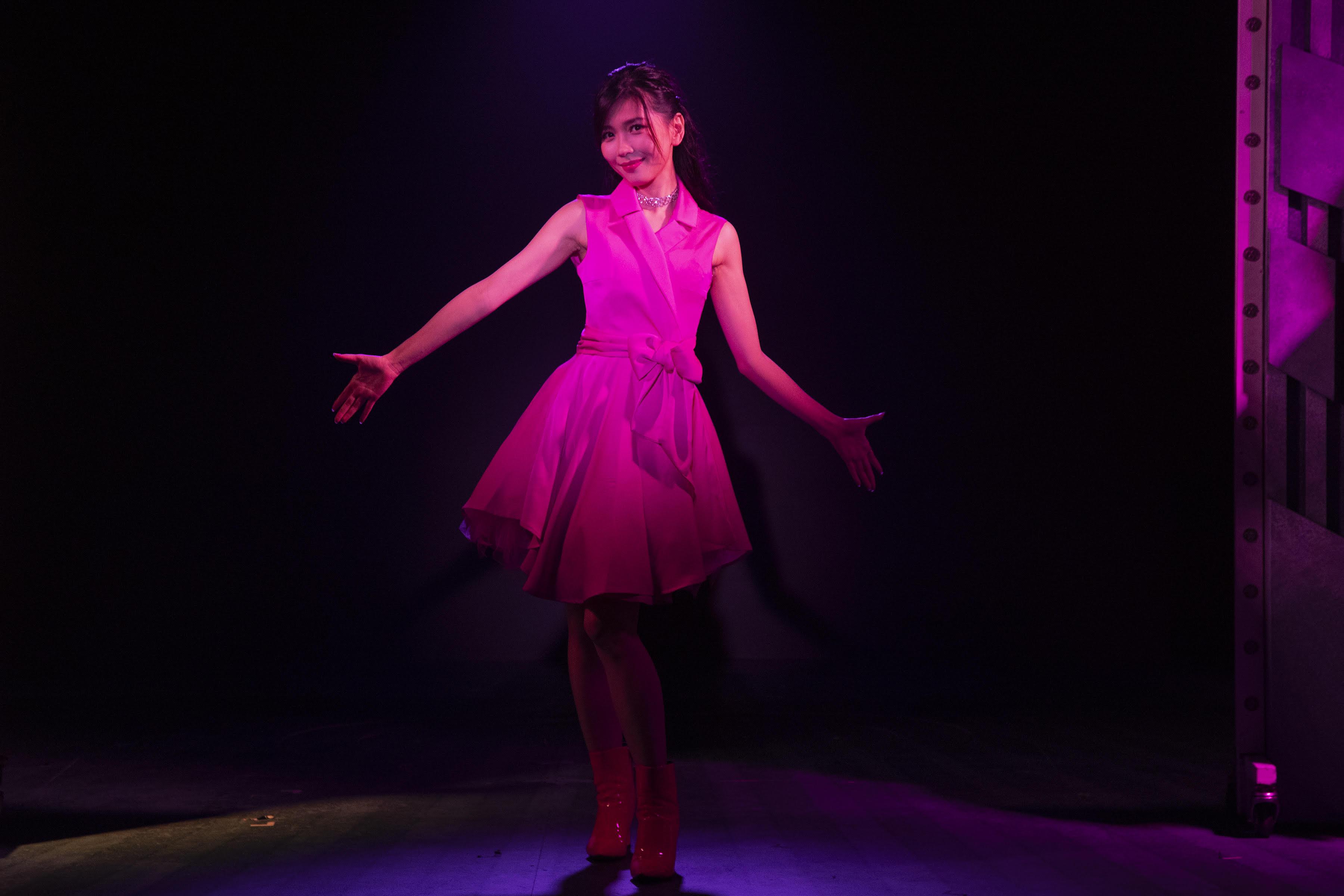 杜以辰演音樂劇《我們的青春日誌》,一人獨攬兩個性格迴異的女主角色。