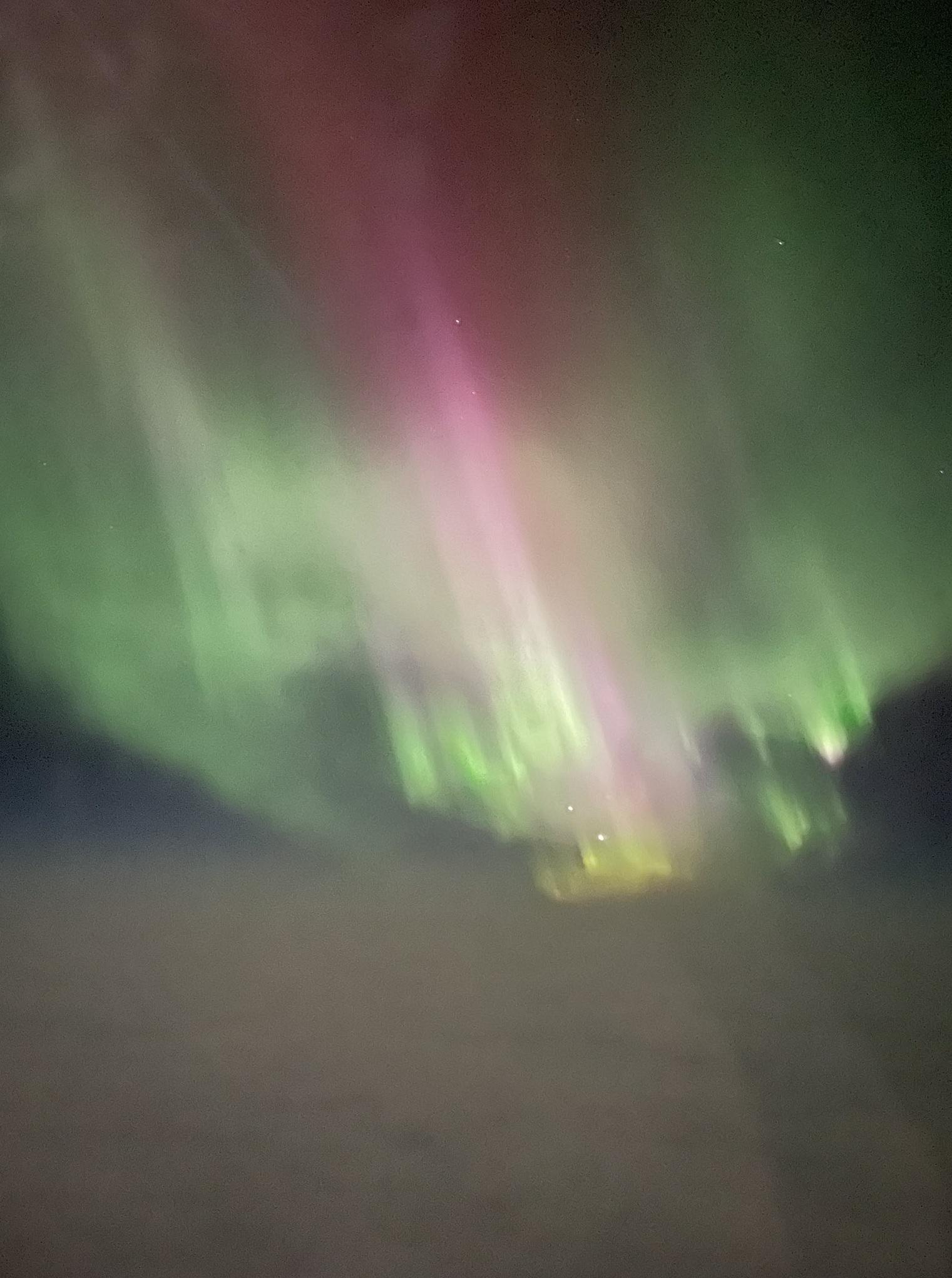 攝影師Adam Groves分享拍到機窗外的極光。(互聯網)