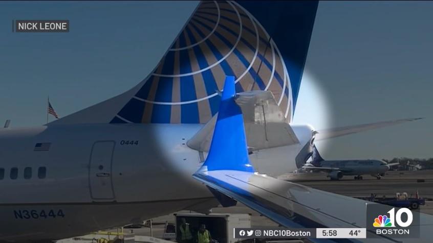 托里斯企圖打開緊急逃生出口艙門。(互聯網)