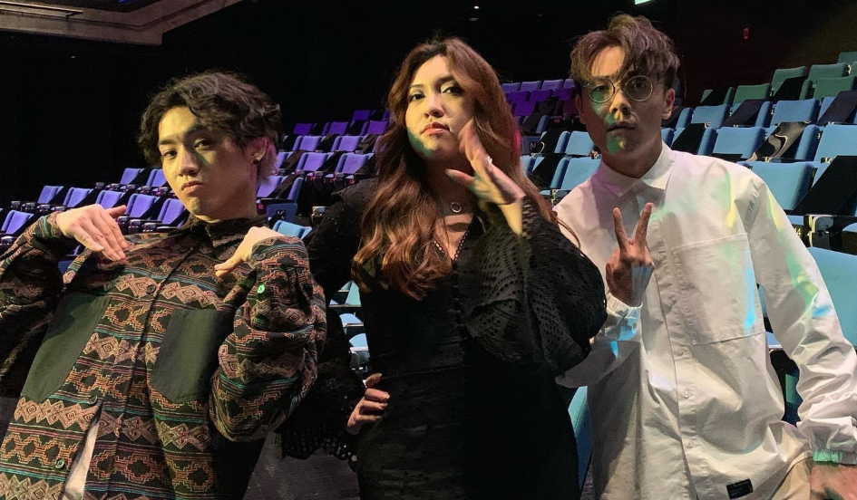 Jer在《歌手.門》節目中與Serrini和林家謙Jam 歌。