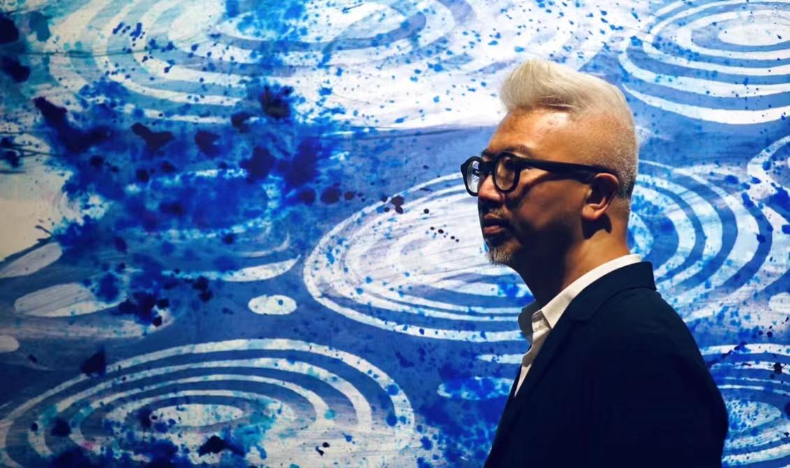 歐陽應霽一改只用藍白色畫畫的風格,這次的作品全都色彩繽紛。