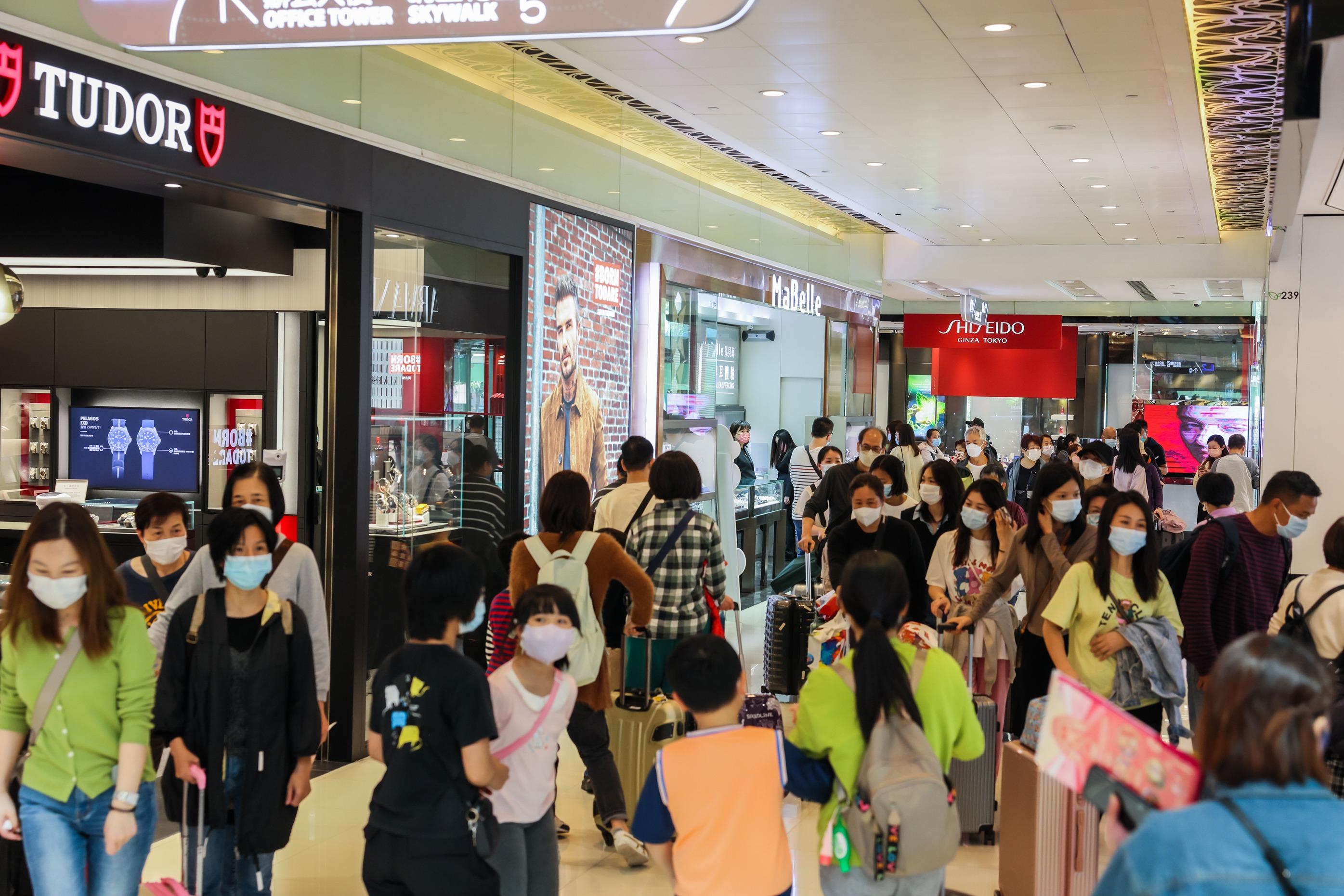 毗鄰羅湖口岸的上水廣場,自通關以來人流顯著上升。