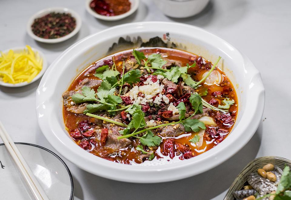 水煮安格斯肥牛 $248。份量十足,湯底以牛骨湯為膽,上枱前把超熱滾油灒在辣椒上帶出辣勁。.jpg