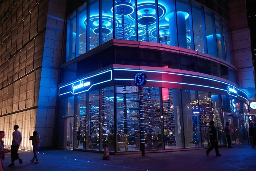 深圳失重餐廳SpaceLab位於寶安區壹方城,巨型的玻璃幕牆把室內科幻場景完全呈現出來,單是外型已極吸睛。(網上圖片)