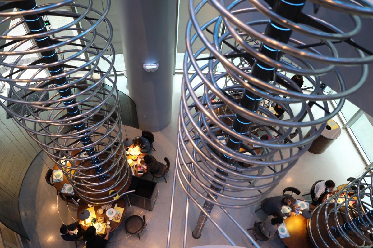 失重餐廳的軌道上,360°迴旋向下走的軌道,軌道上有螺旋結構,能在電腦系統指示下適時減速,令送餐小車能穩定的降落桌面。 (圖片來源:視覺中國)