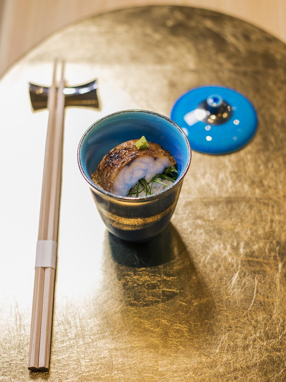 燒物— 燒赤鯥。一向是高級料理用的魚種赤鯥,魚肉鮮甜,炙燒過後,放於飯面,讓飯粒吸收魚油。