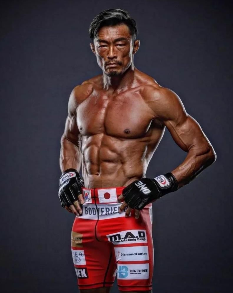 練得一身結實肌肉的秋成勳有興趣拍香港動作片。