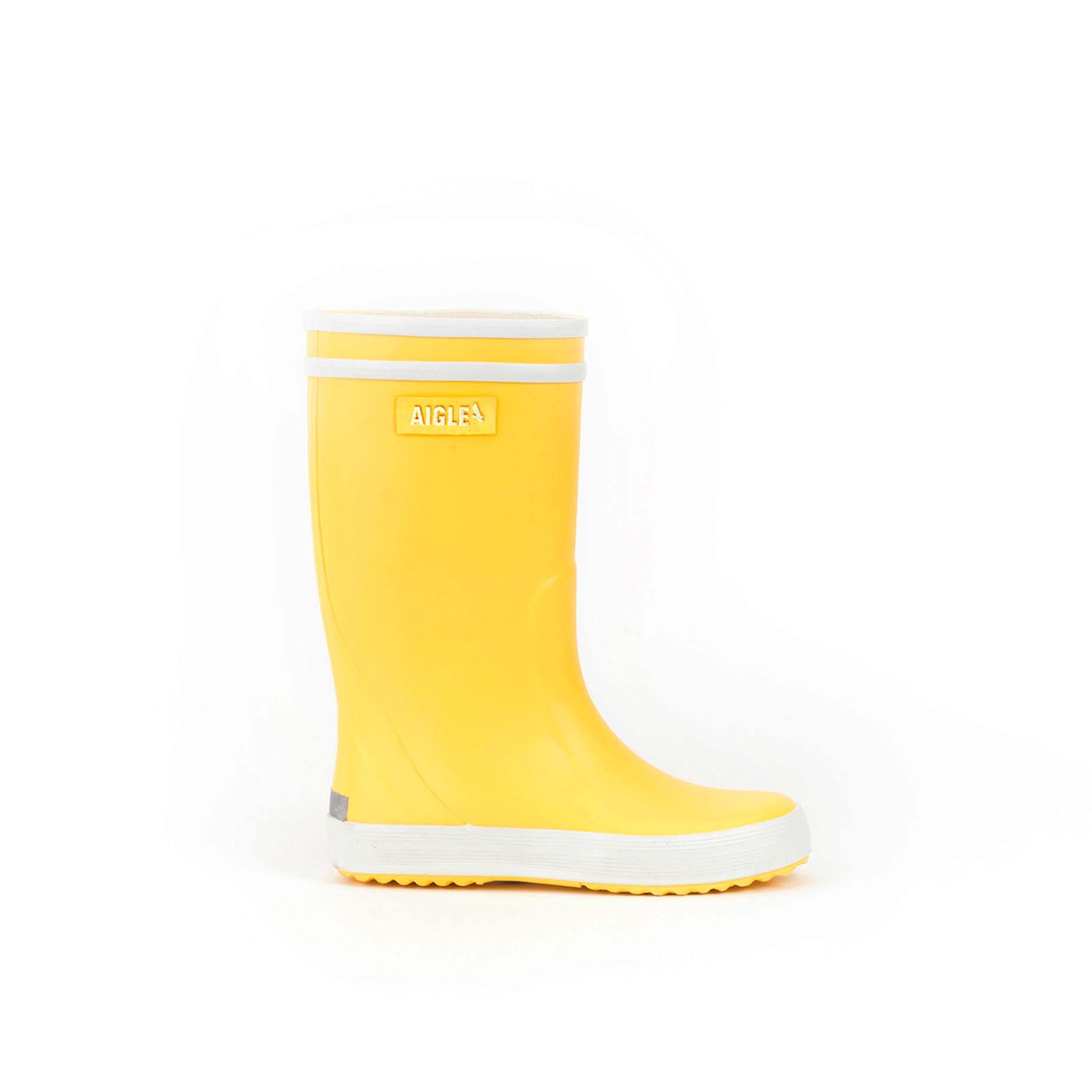 童裝橡膠鞋──LOLLY POP 2 (港幣$520) │標誌性的童裝LOLLY POP採用天然橡膠製造, 其雙白間綴邊早已成為經典, 陪伴著小孩在雨中嬉戲。鞋跟上備有反光貼,即使孩子在夜間中行走,仍能清楚看見行蹤,更見安全。