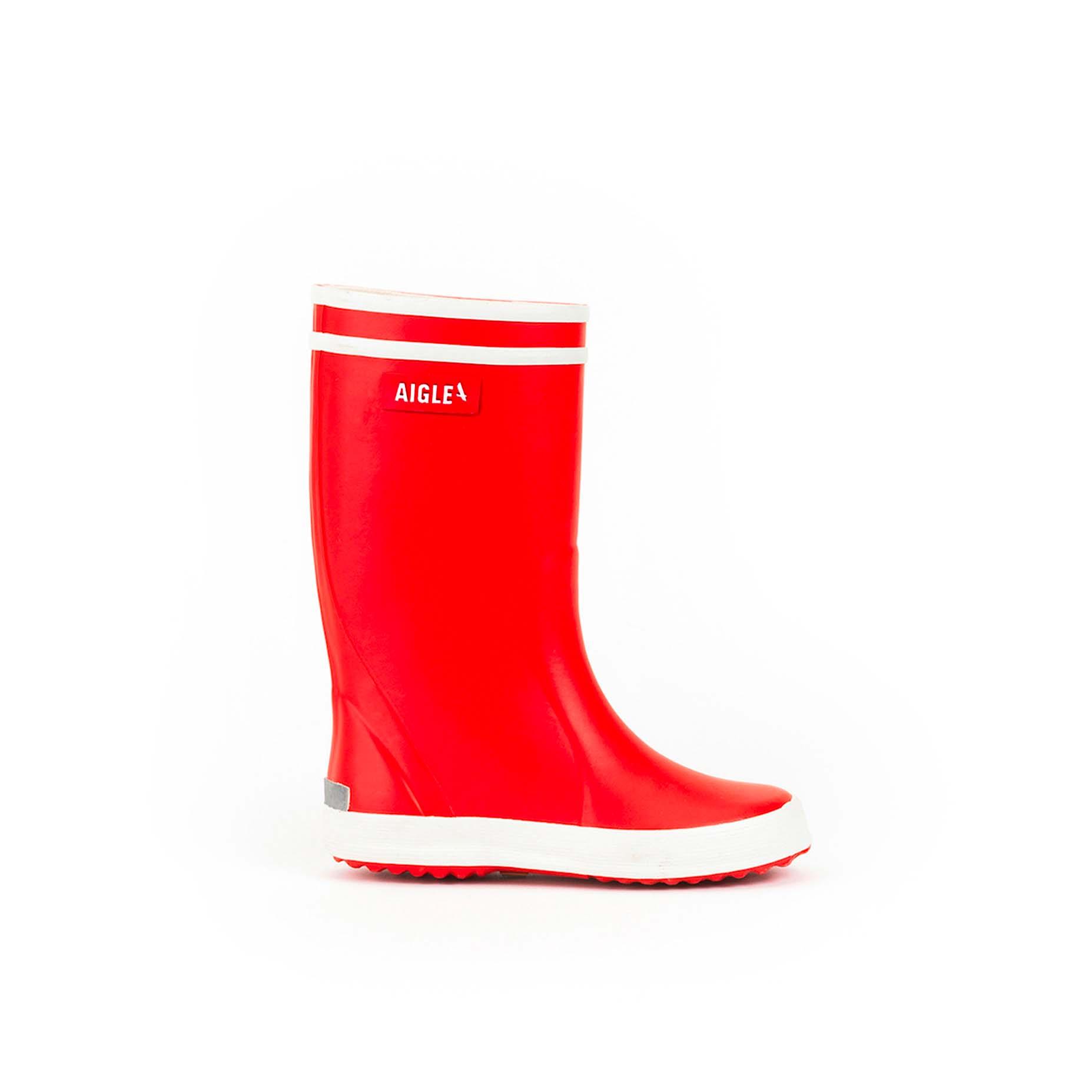 童裝橡膠鞋──LOLLY POP 2 (港幣$520) │標誌性的童裝LOLLY POP採用天然橡膠製造, 其雙白間綴邊早已成為經典, 陪伴著小孩在雨中嬉戲。鞋跟上備有反光貼,即使孩子在夜間中行走,仍能清楚看見行蹤,更見安全。