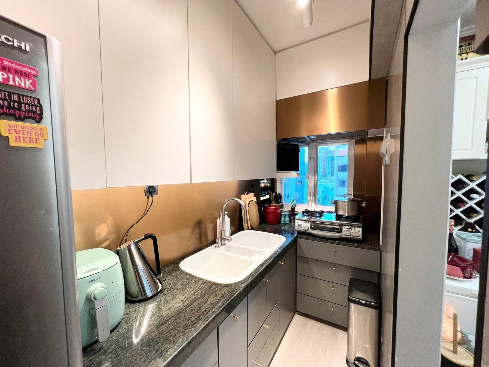 廚房儲物櫃頗多,L型流理台配合雙水槽,十分實用。