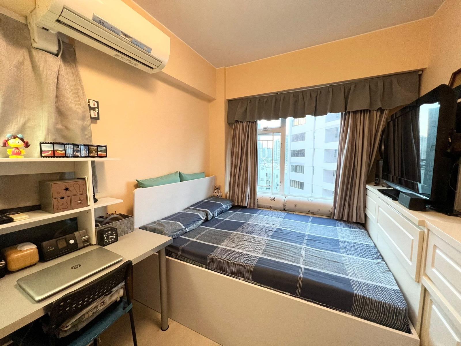 主人房擺放雙人床、書枱和一列儲物櫃後,仍有不少活動空間。