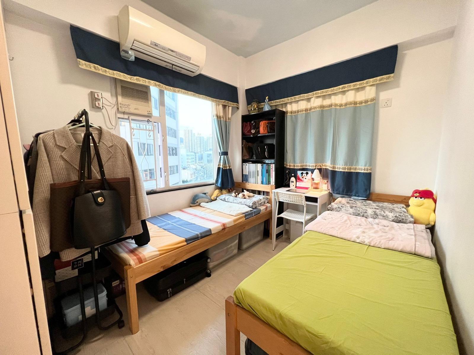 其中一間睡房設有兩邊窗,放有兩張單人床,空間仍鬆動。