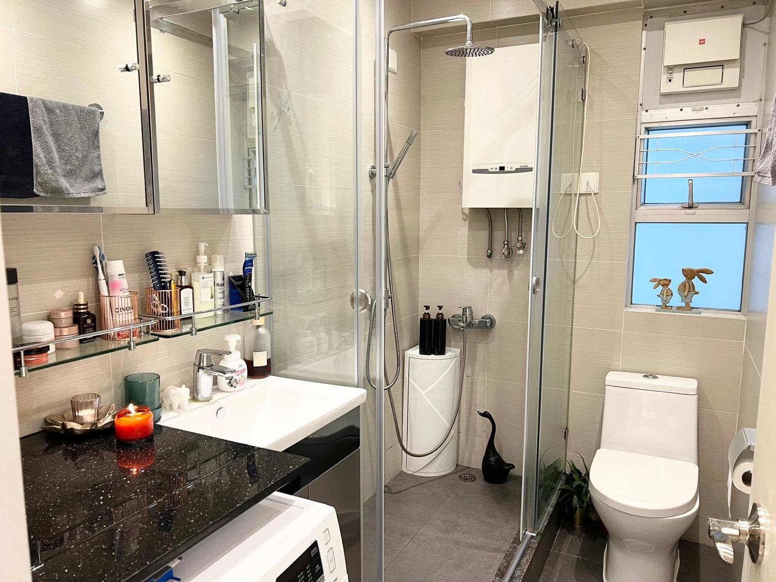 浴室面積頗大,而且有窗,十分實用。